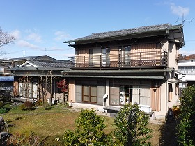 外壁のひび割れもしっかりと補修をしてから伸びる塗料(アステックプラチナ5000EX)で仕上げました!!木部分も色あせが酷い状態でしたが、木専用の塗料で綺麗な仕上がりになりお客様も喜んでおりました。